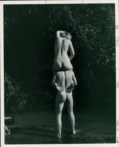 Foto Erotik, nackter Mann trägt nackte Frau auf den Schultern, Rückenansicht