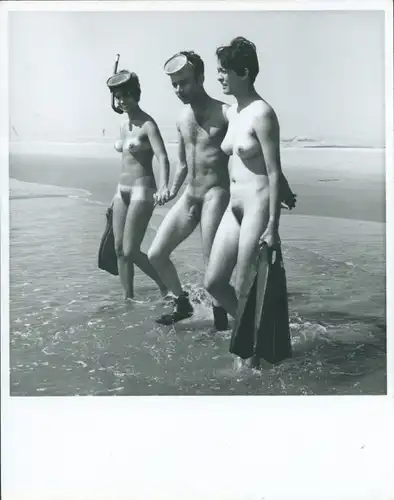 Foto Erotik Lilo Korenjak, Zwei Frauen und ein Mann gehen Schnorcheln, Strand, Taucherbrillen
