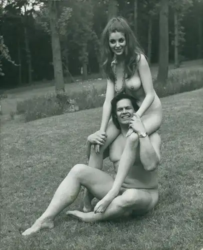 Foto Erotik Lilo Korenjak, nacktes Pärchen, sie sitzt auf seinen Schultern, Garten, Rasenfläche