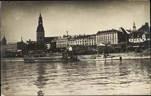 Foto Ak Riga Lettland, Fährkahn an der Anlegestelle, Schlepper