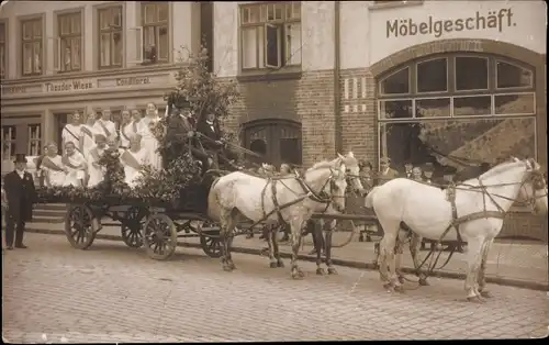 Foto Ak München, vierspänniger Festwagen, Möbelgeschäft, Konditorei Theodor Wiese