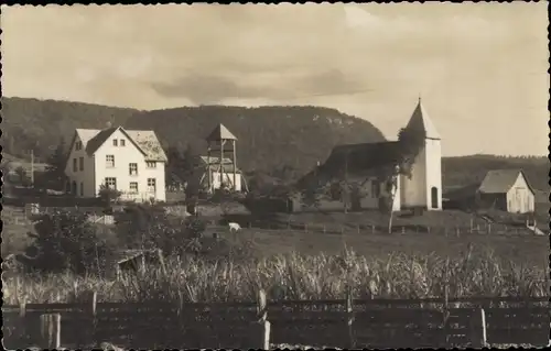 Foto Ak Unbekannter Ort, Teilansicht mit Kirche