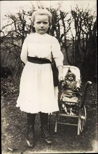 Foto Ak Mädchen mit Puppe im Puppenwagen