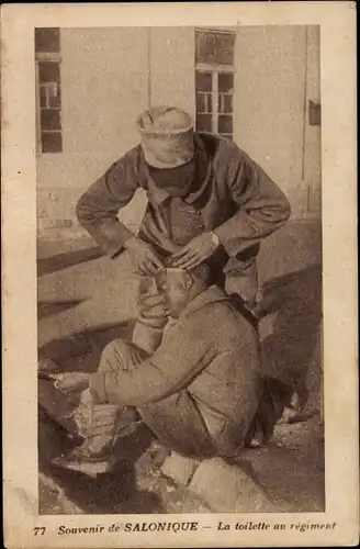 Ak Saloniki Thessaloniki Griechenland,La toilette au regiment,französische Kolonialsoldaten,Barbier