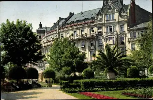 Ak Wiesbaden in Hessen, Blick auf das Palast Hotel vom Kochbrunnenpark aus