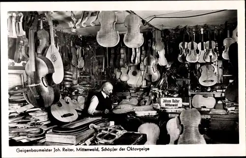 Ak Mittenwald Oberbayern, Geigenbaumeister Joh. Reiter, Oktavgeige