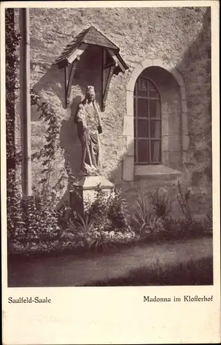 Ak Saalfeld an der Saale Thüringen, Blick auf die Madonna im Klosterhof