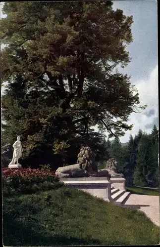 Ak Linderhof Ettal Oberbayern, Königslinde im Schlosspark, Löwenstatue