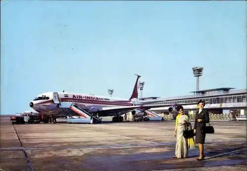 Ak Indisches Passagierflugzeug, Boeing 707, Air India, Stewardessen, Flughafen