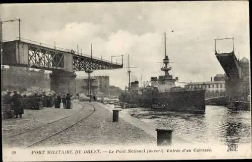 Ak Brest Finistère, Le Pont National, Entree d'un Cuirasse, Kriegsschiff