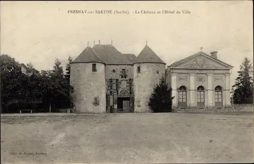 Ak Fresnay sur Sarthe, Le Chateau, L'Hotel de Ville