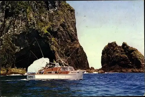 Ak Bay of Islands Neuseeland, Lady Doreen trailing off the Hole in the Rock, Fischerboot