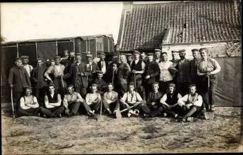 Foto Ak Deutsche Soldaten in Uniform, Arbeitskleidung, Spaten, Pfingsten 1917