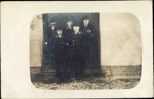 Foto Ak Deutsche Seeleute in Uniform, Kaiserliche Marine Cuxhaven