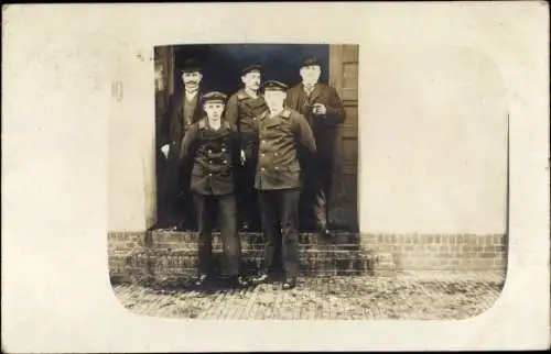 Foto Ak Deutsche Seeleute in Uniform, Kaiserliche Marine Cuxhaven