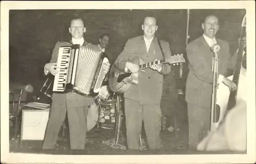 Foto Ak Bagdad Irak, Musiker in der Deutschen Botschaft