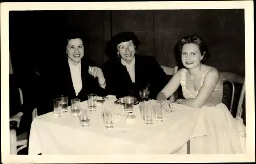 Foto Ak Bagdad Irak, Frauen an einem Tisch, Deutsche Botschaft