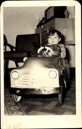 Foto Ak Junge in einem Spielzeugauto, Hubertus