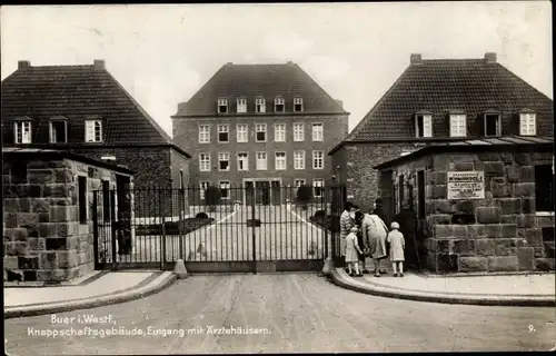 Ak Buer in Westfalen Gelsenkirchen Ruhrgebiet, Knappschaftsgebäude, Eingang mit Ärztehäusern