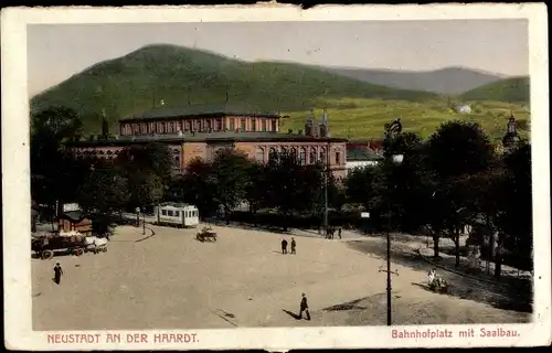 Ak Neustadt an der Haardt Neustadt an der Weinstraße, Bahnhofplatz, Saalbau
