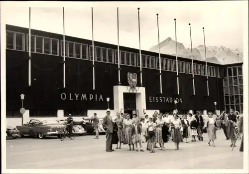 Foto Garmisch Partenkirchen in Oberbayern, Olympia Eisstadion, Gruppenfoto, Autos