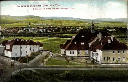 Ak Ohrdruf im Thüringischen Kreis Gotha, Truppenübungsplatz, Blick auf die Stadt und Thüringer Wald