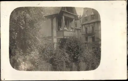 Foto Ak Bad Sooden Allendorf an der Werra Hessen, Haus Sörgel, Menschen auf dem Balkon