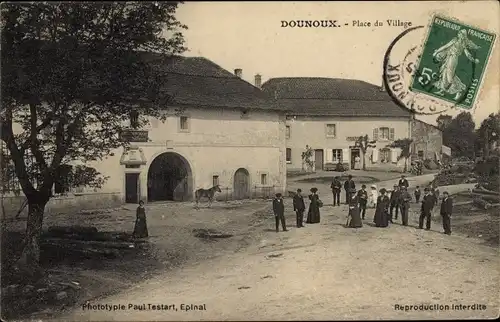 Ak Dounoux Lothringen Vosges, Place du Village