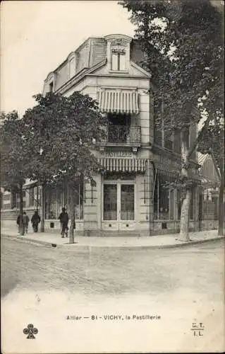 Ak Vichy Allier, vue générale de la Pastillerie, des passants 