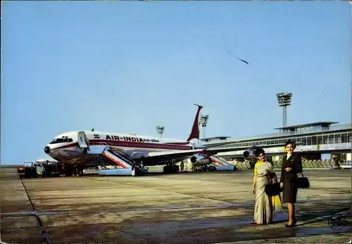 Ak 2 Flugbegleiterinnen stehen vor Boeing 707 der Air India, Indisches Passagierflugzeug