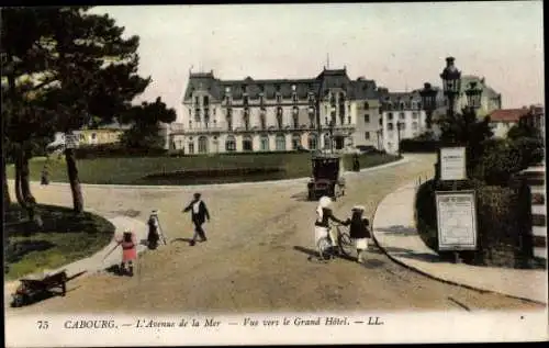 Ak Cabourg Calvados, L'Avenue de la Mer, Vue vers le Grand Hotel