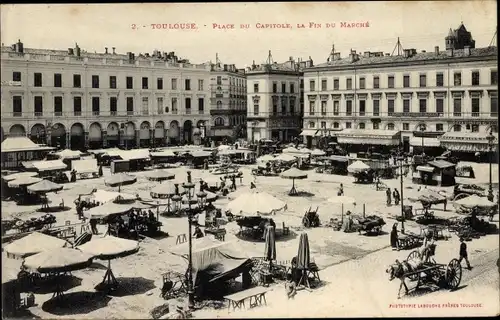 Ak Toulouse Haute Garonne, Place du Capitole, La Fin du Marche