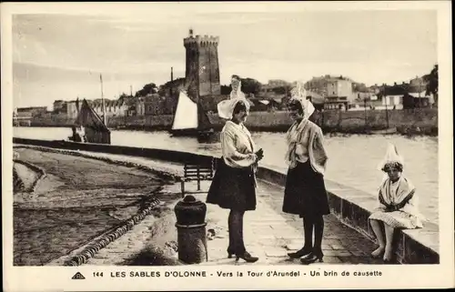 Ak Les Sables d'Olonne Vendée, Vers la Tour d'Arundel, Un brin de causette