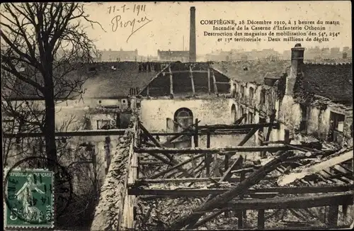 Ak Compiègne Oise, Ruine der zerstörten Infanterie Kaserne vom 28 Dezember 1910