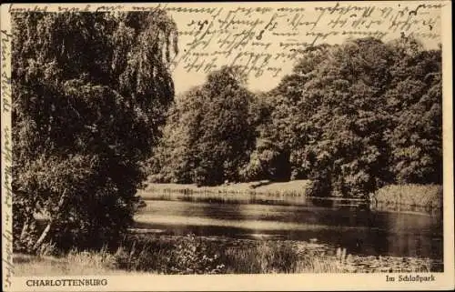 Ak Berlin Charlottenburg, Partie im Schlosspark