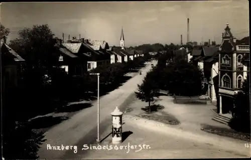 Foto Ak Penzberg in Oberbayern, Sindelsdorfer Straße, Litfaßsäule