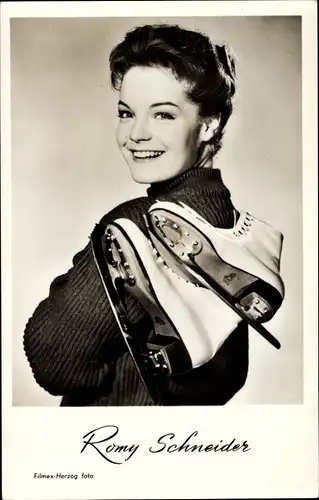 Ak Schauspielerin Romy Schneider, Schlittschuhe, Portrait