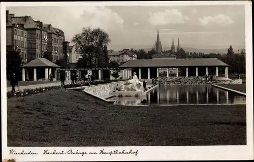 Ak Wiesbaden in Hessen, Herbert-Anlage am Hauptbahnhof