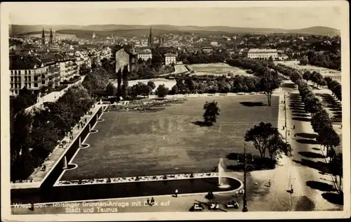 Ak Wiesbaden in Hessen, Reisinger Brunnenanlage mit Blick auf Stadt und Taunus