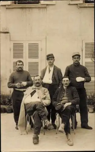 Foto Ak Allier, Gruppenbild, Männer, Patienten, Schlinge