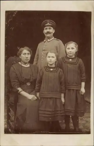 Foto Ak Soldat in Uniform, Familienfoto, Frau, Kinder