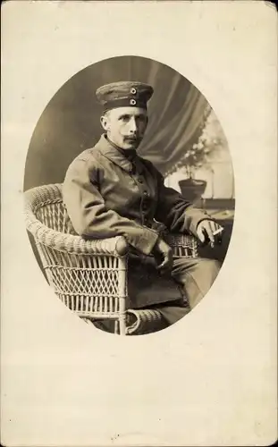 Foto Ak Soldat in Uniform, Portrait, Zigarette