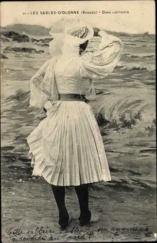 Ak Les Sables d'Olonne Vendée, Dans l'Attente, Frau in Tracht