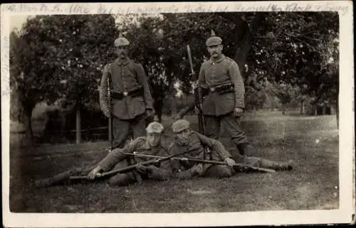 Foto Ak Deutsche Soldaten in Uniformen, Gruppenbild, Bajonette