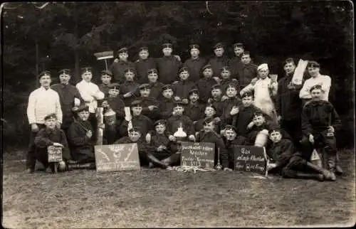 Foto Ak Deutsche Soldaten in Uniformen, Gruppenbild, Besen