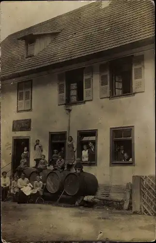 Foto Ak Calmbach Bad Wildbad im Schwarzwald, Gasthaus Enzhof, Fässer, Gäste