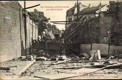 Ak Luneville Meurthe et Moselle, zerstörtes Haus durch Bombadierung, Kinder