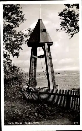 Ak Hallig Hooge in Nordfriesland, Blick auf den Glockenturm, Felder