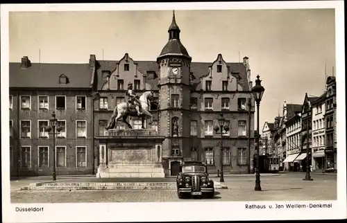 Ak Düsseldorf am Rhein, Marktplatz mit Rathaus u. Denkmal d. Kurfürsten Jan Wellem v. Grupello