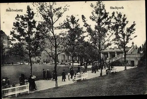 Ak Berlin Schöneberg, Partie im Stadtpark, Passanten